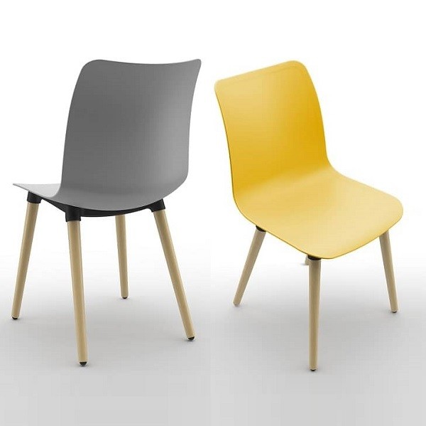 Silla monocarcasa con  cuatro patas de madera 