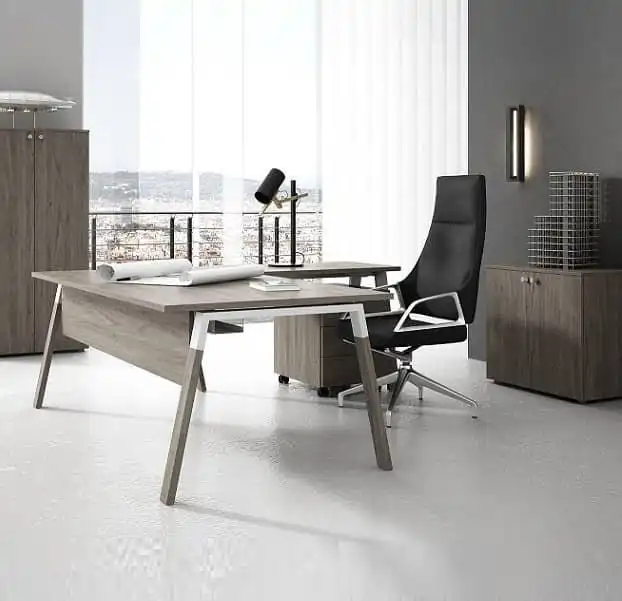 Mesa para despacho en forma de L con patas de madera natural, ala auxiliar, fald�n y cajonera.