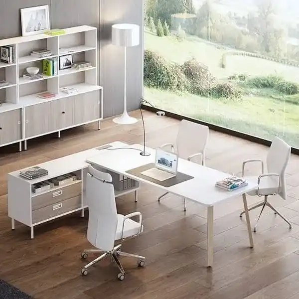 Despacho blanco con las patas en madera 