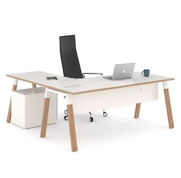 Mesa de oficina o despacho blanco con patas de madera natural, ala auxiliar y fald�n. 