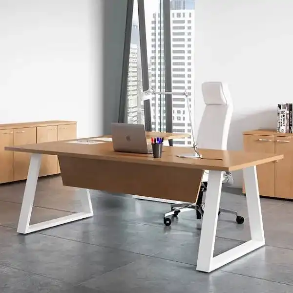Despacho estilo industrial con armarios bajos a juego.