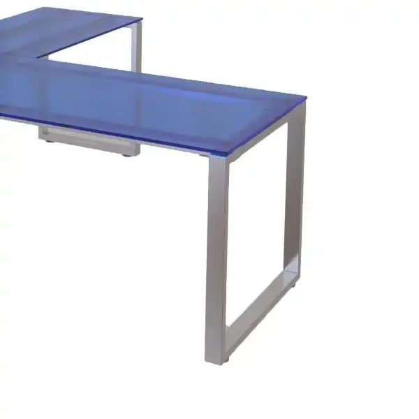 Detalle de mesa de oficina de cristal patas cromadas