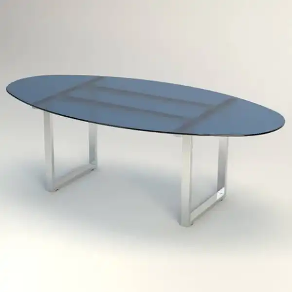 Mesa de oficina de cristal con las patas cromadas.