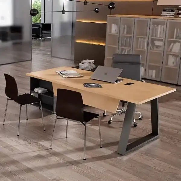 Despacho estilo industrial con armarios de cristal.