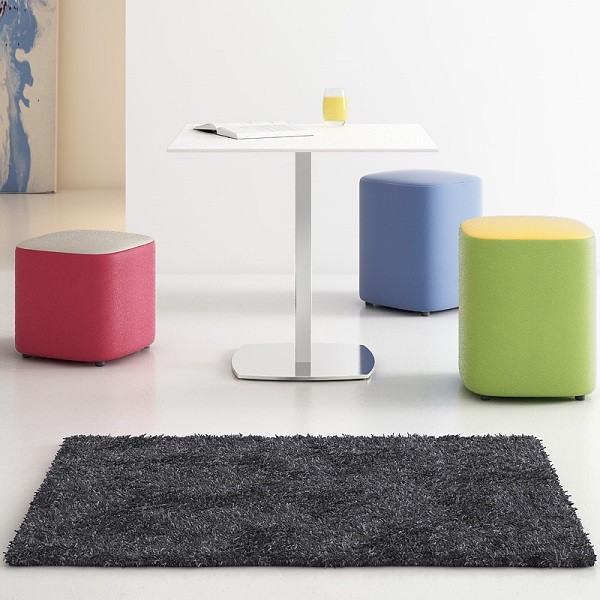 Mesa de tres tama�os con base cuadrada